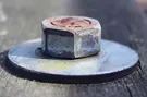 KLIN POD KOŁO METALOWY R-560